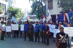 100 Sopir Kontainer Demo Kantor PT SPIL