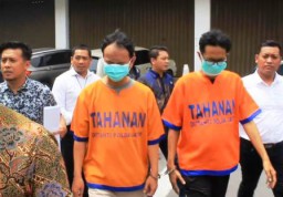 Agensi Abal-Abal di Surabaya Rekam Korban Saat Ganti Baju
