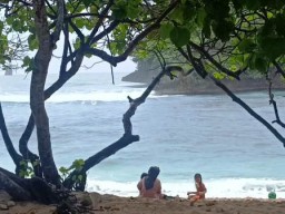 Pantai Teluk Asmara Wisata Tersembunyi di Malang
