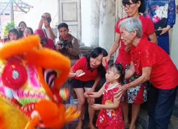 Barongsai Datangi Kampung Pecinan Berburu Angpao Imlek