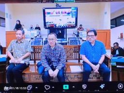 Eks Direktur Komersil PTPN XI Baca Pledoi Terisak Minta Bebas