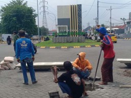 Salim Bachmid Kirim Tukang dan Preman Tutup Jalan Perum GSI