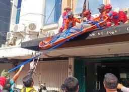 Evakuasi Teknisi AC Tersengat Listrik di Klampis Jaya