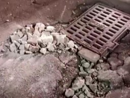 Aspal Penutup Lubang Selokan Depan Hotel BeSS Mansion Rusak