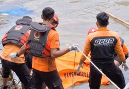 Mayat Wanita Tanpa Busana Ditemukan Membusuk di Kali Jagir