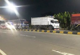 Truk Parkir di Pintu Masuk Tol Pasuruan Dikeluhkan