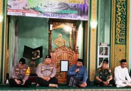 Zoom Bersama Wakapolri, Kapolres Pasuruan Sekaligus Bagi Takjil