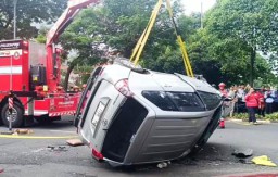 Mobil Terguling, Balita Selamat dari Kecelakaan Beruntun