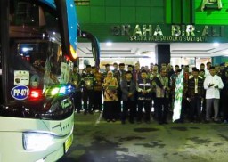 668 Jemaah Haji NTT Dilepas Wagub Johni Asadoma di Surabaya