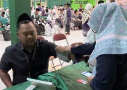 Bupati Gresik jadi Petugas Haji Dampingi Warganya ke Tanah Suci
