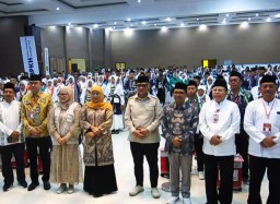 Gubernur Jatim Lepas Kloter Pertama Calon Jamaah Haji 2025