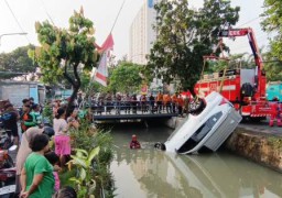 Pajero Sport Terjun ke Sungai, Pengemudi Kabur