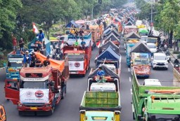 Ratuan Sopir Truk Jawa Timur Menuju Surabaya Demo Tolak ODOL