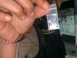 Tim Respatti Polrestabes Surabaya Amankan Pemuda Bawa Narkotika