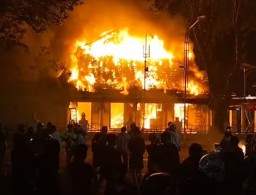 Grahadi Malam ini Dibakar