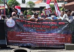 Pendemo Minta Anggaran PDLN Komisi A DPRD Jatim Dikembalikan
