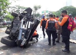 Toyota Land Cruiser Terbalik usai Tabrak Trotoar