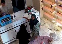 Video Emak-emak Paksa Minta Sumbangan HUT RI di Surabaya