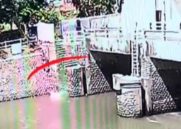 Seorang Pria Terjun dari DAM Kali Jagir Terekam CCTV