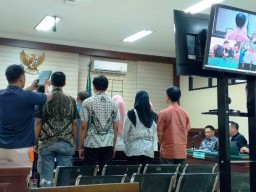Tim Yuki Firmanto ke Rumah Prof Aulia FEB UB Minta Tanda Tangan