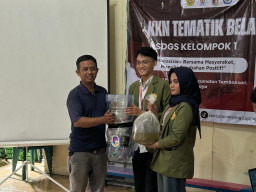 Mahasiswa UPN Jatim Bantu Warga Pacarkeling Budidaya Lele