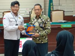 Agus Kasiyanto Hakim Ad Hoc Tipikor Kenalkan Pengadilan ke Mahasiswa Hukum Unesa