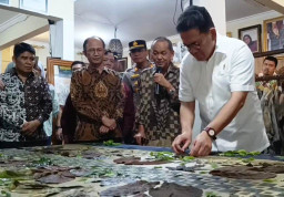 Mendag Budi Santoso Tinjau Pembuatan Batik Ecoprint