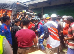 Dump Truk Overload Sasak Minibus dan Pick Up, Makan Korban Jiwa