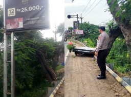 Reklame Rokok yang Roboh di Depan RSUD Bangil Diduga Ilegal