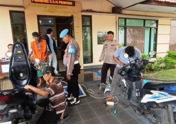 Polisi Pasang Alarm Motor Gratis untuk Cegah Curanmor di Surabaya