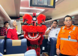 KAI Daop 8 Surabaya Hadirkan Barongsai Sambut Imlek 2026