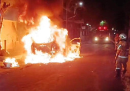 Mobil Avanza Terbakar di Manyar Jaya Surabaya