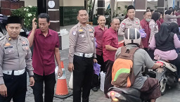 Petugas Samsat Kedung Cowek Ingatkan Pemudik Soal Kamseltibcar