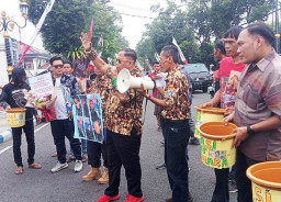 Massa Gelar Aksi Tuntut Reward Atlet ke Kantor Wali Kota Pasuruan