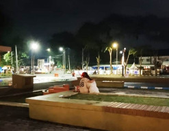 Sepasang Remaja Nekad Bermesraan di Alun-Alun Sidoarjo