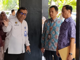 Dewan Komisaris Jasa Raharja Tinjau Layanan Samsat Surabaya Selatan