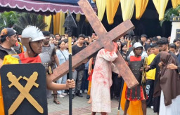 Air Mata dan Doa di Jalan Salib