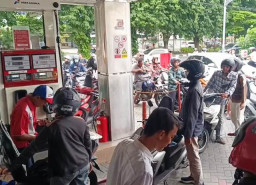 Isu Kenaikan BBM Picu Antrean Panjang di SPBU