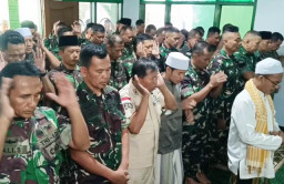 Prajurit TNI dan Warga Salat Gaib untuk 3 Prajurit Gugur di Lebanon