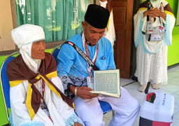 Naik Perahu dari NTT ke Surabaya Dampingi Ibu 91 Tahun Berhaji