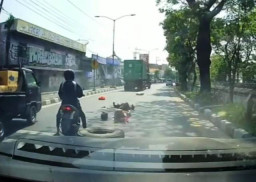 Ban Truk Tronton Meledak, Pengendara Lansia Jadi Korban