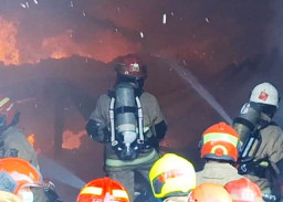 Gudang Perabotan Rumah Tangga di Margomulyo Terbakar