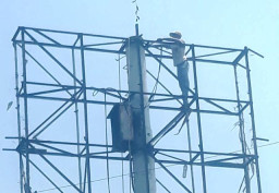 Papan Billboard di Simpang Empat BCA Lama Dipotong