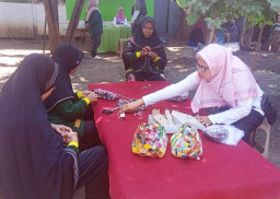 Tangan-Tangan Lansia yang Menyulap Sampah Menjadi Rupiah