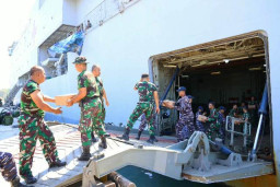TNI AL Distribusikan Bantuan dan Buka Rumah Sakit Lapangan untuk Korban Gempa di Manggarai