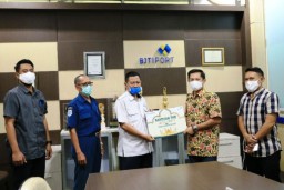 Saat Pandemi, PT BJTI Port Bagikan THR ke 1000 TKBM