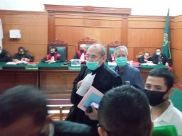 dr. H. Sudjarno. W, Sp.M Dituntut 8 Bulan