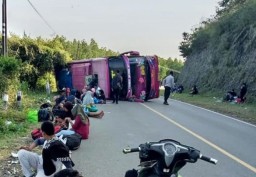 Gegara Puntung Rokok, Bus Jurusan Bima-Mataram-Surabaya-Jakarta Terguling
