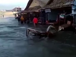 Gelombang Tinggi Hantam Luluhan Kios Warung