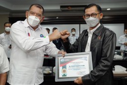 Direksi Pelindo III Terima Gelar Kehormatan INAMPA